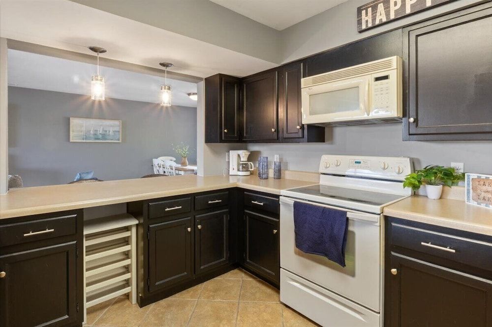 Spacious Pet-friendly Lakeview Condo w/ Boat Slip & Pools Condo, Multiple Beds, Pool Access (Lakeside Oasis) 18