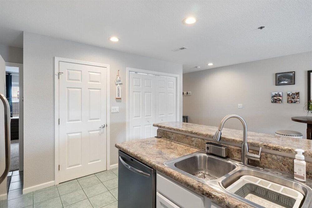 Lakeview Condo, Pools, Patio With Grill, Near PB2 Launch Condo, Multiple Beds, Patio (No Plans Paradise) 29