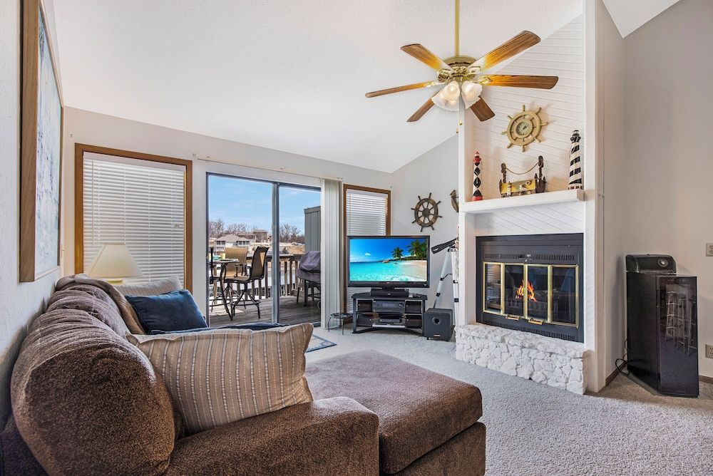 Amazing Lakefront Pool On Coveted Horseshoe Bend! Condo, 2 Queen Beds, Pool Access (Pelican Point) 21