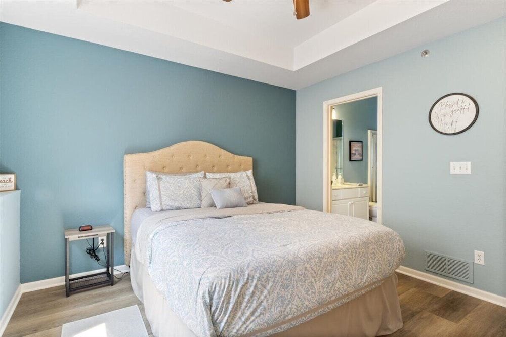 Lakefront 1st-floor Condo, Screened Patio, Pools & Courts Condo, Multiple Beds, Patio (Wake Lake) 4