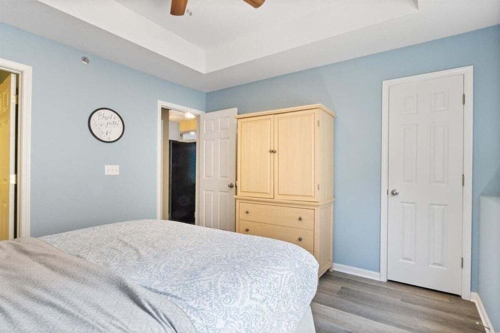 Lakefront 1st-floor Condo, Screened Patio, Pools & Courts Condo, Multiple Beds, Patio (Wake Lake) 11