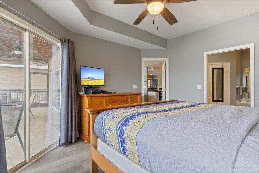 Lakefront 1st-floor Condo, Screened Patio, Pools & Courts Condo, Multiple Beds, Patio (Wake Lake) 12