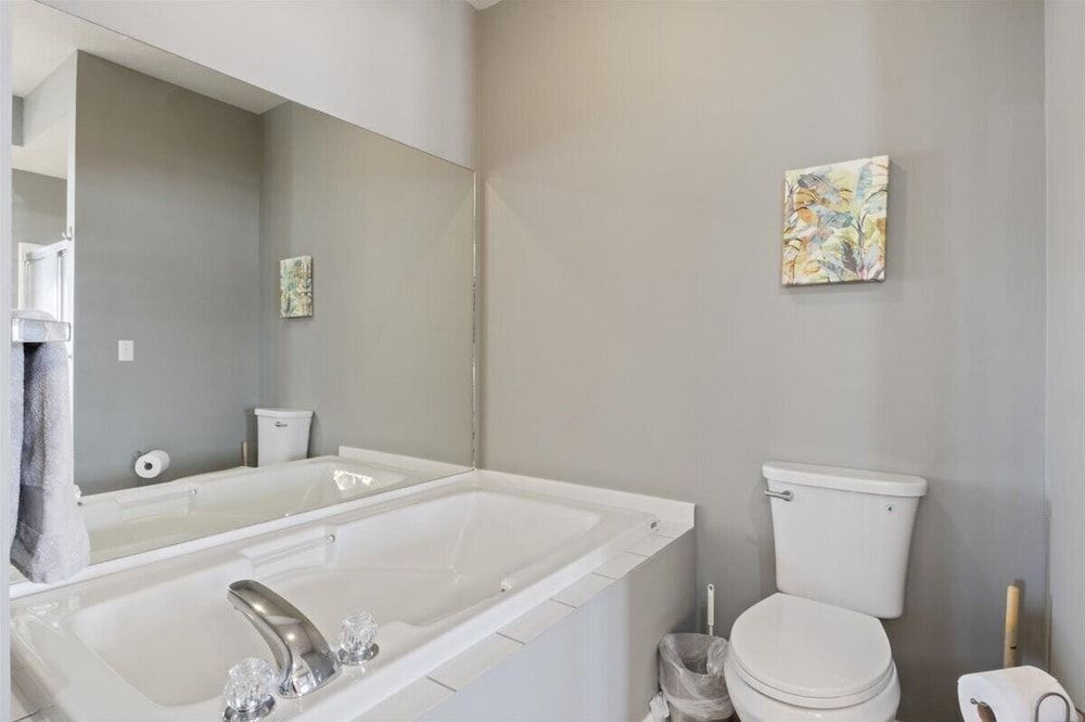 Lakefront 1st-floor Condo, Screened Patio, Pools & Courts Condo, Multiple Beds, Patio (Wake Lake) 28