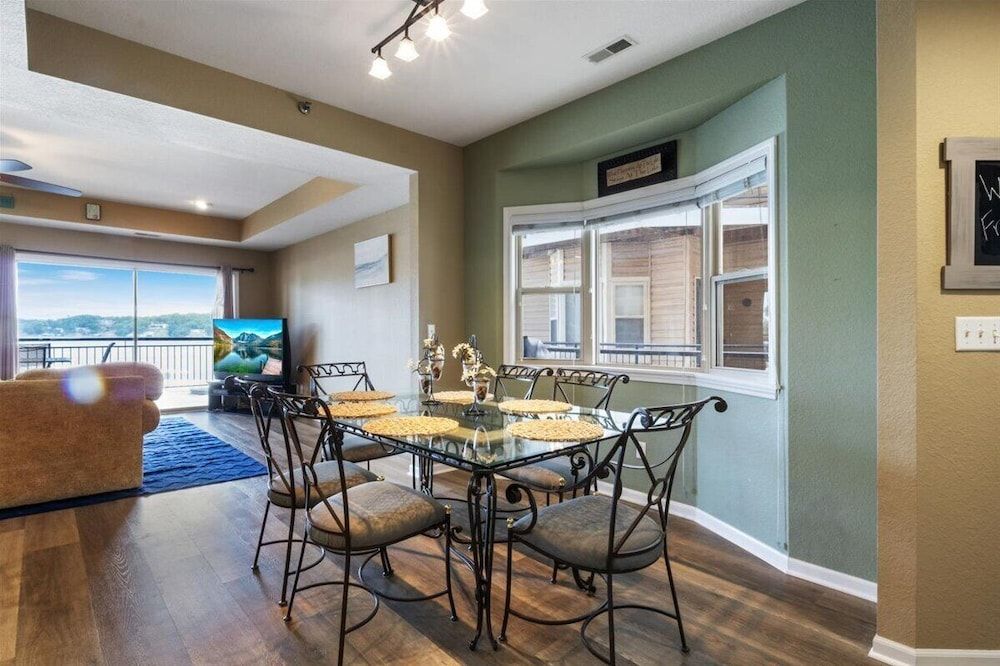 Lakefront 1st-floor Condo, Screened Patio, Pools & Courts Condo, Multiple Beds, Patio (Wake Lake) 2