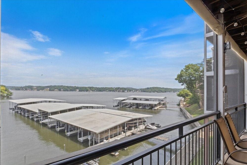 Lakefront 1st-floor Condo, Screened Patio, Pools & Courts Condo, Multiple Beds, Patio (Wake Lake) 26