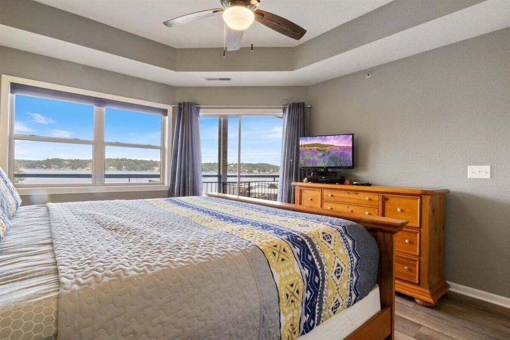 Lakefront 1st-floor Condo, Screened Patio, Pools & Courts Condo, Multiple Beds, Patio (Wake Lake) 3