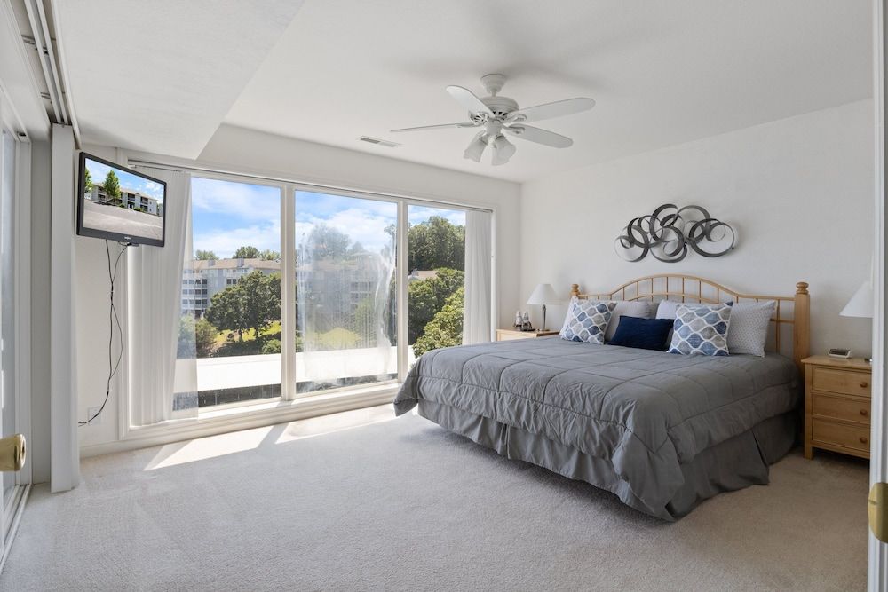 Games, Lake Views, Ease of Access to Unit & Attractions, Family-friendly, Outdoor Comfort Condo, Multiple Beds, Patio (Day Dreamer) 2