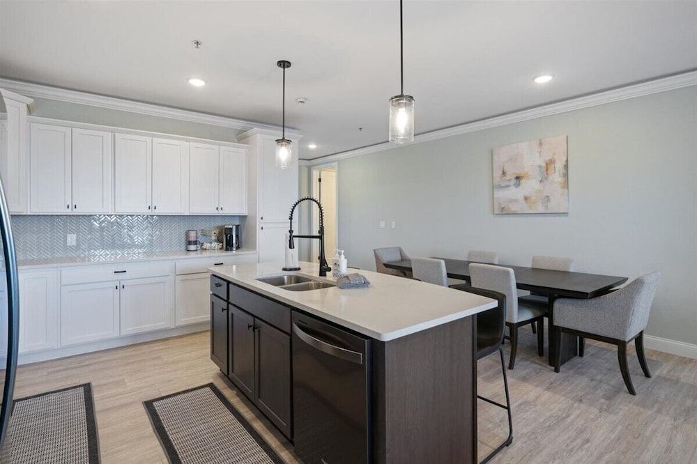 Newly Designed Topsider Condo w/ Beautiful Main Channel Views Condo, Multiple Beds, Patio (Lake Adventures) 19