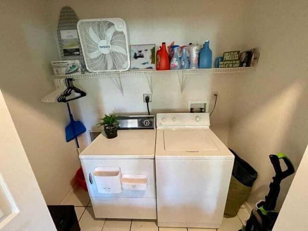 Perfect for Bachelor-bachelorettes & Friend Groups! House, Multiple Beds, Patio (Good Life Vibes Lake House) 32