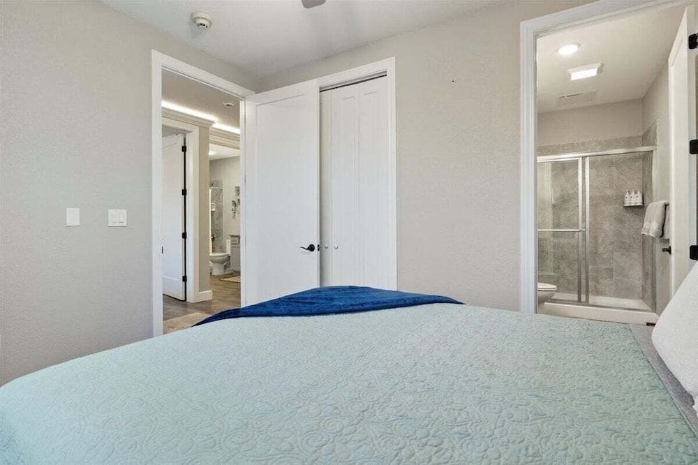 Topsider Condo w/ Updated Design & Amazing Main Channel Views Condo, Multiple Beds, Patio (Lake Loft) 17