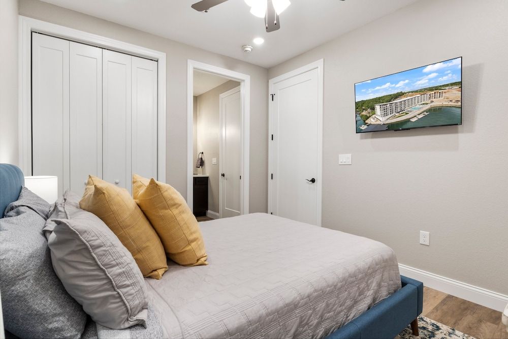 Topsider Experience in the Heart of Osage Beach Condo, Multiple Beds, Pool Access (Acres Away) 13