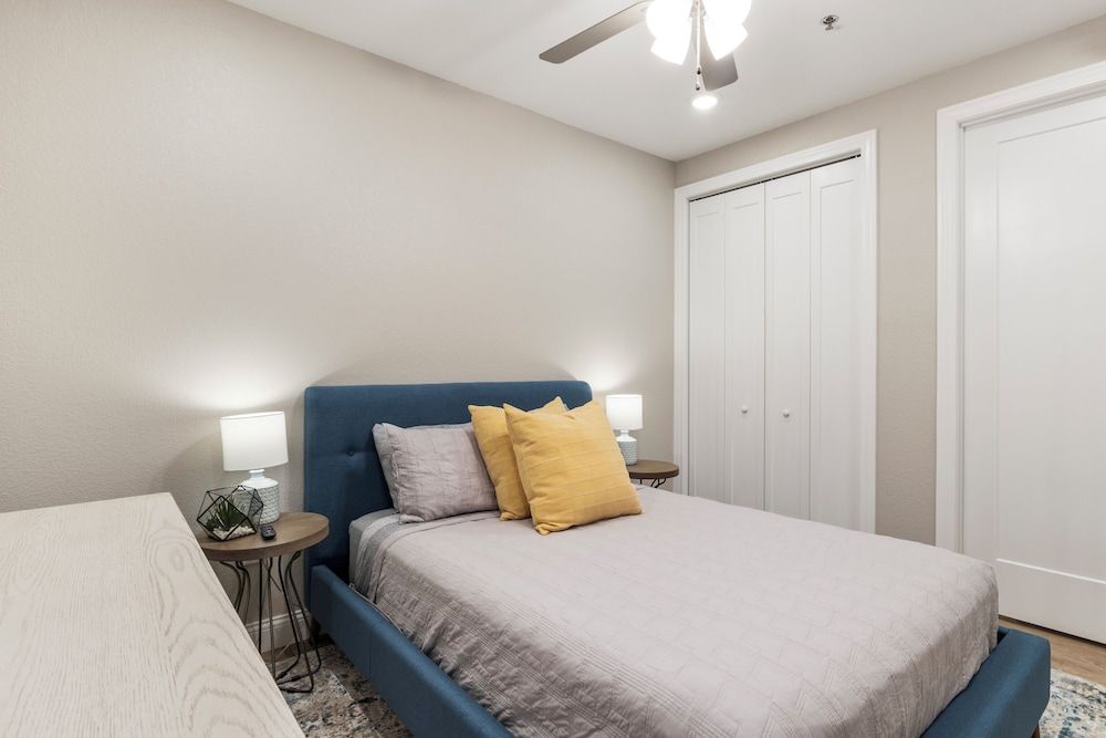 Topsider Experience in the Heart of Osage Beach Condo, Multiple Beds, Pool Access (Acres Away) 9