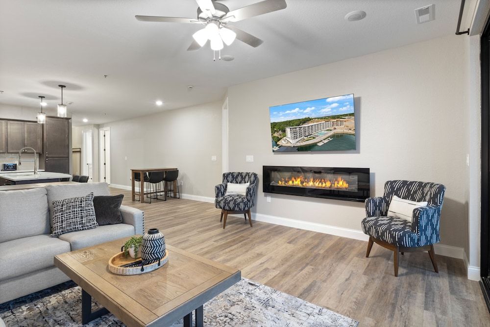 Topsider Experience in the Heart of Osage Beach Condo, Multiple Beds, Pool Access (Acres Away) 20