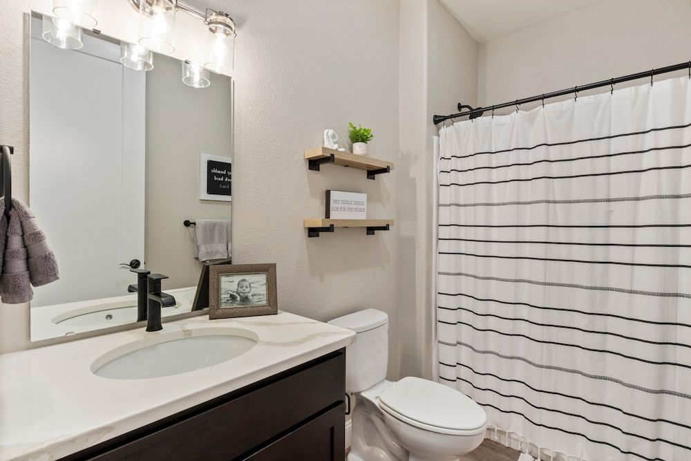 Topsider Experience in the Heart of Osage Beach Condo, Multiple Beds, Pool Access (Acres Away) 32