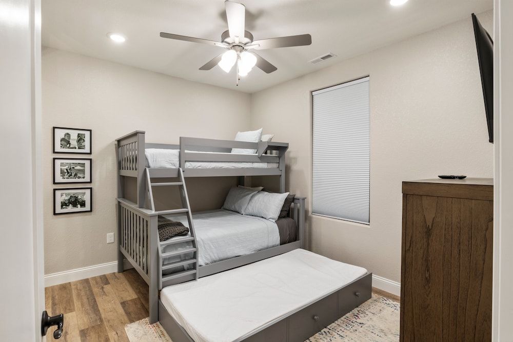 Topsider Experience in the Heart of Osage Beach Condo, Multiple Beds, Pool Access (Acres Away) 5