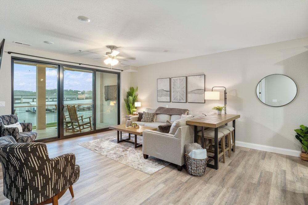 Topsider Experience in the Heart of Osage Beach Condo, Multiple Beds, Pool Access (Acres Away) 18