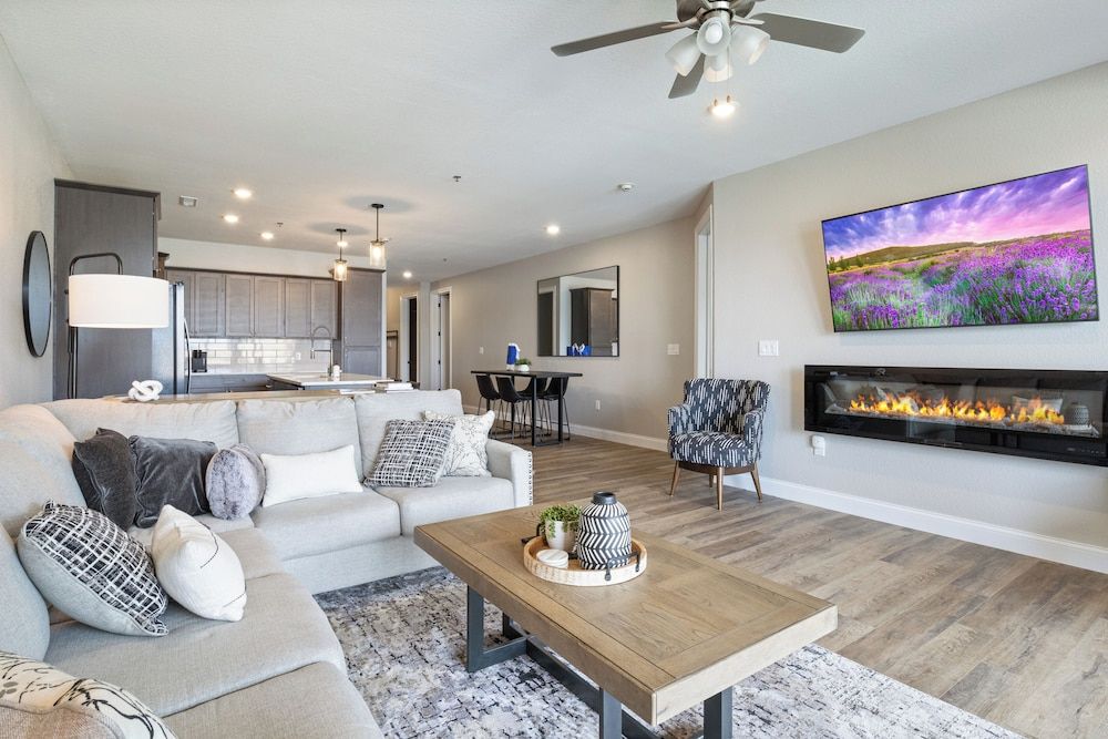 Topsider Experience in the Heart of Osage Beach Condo, Multiple Beds, Pool Access (Acres Away) 22