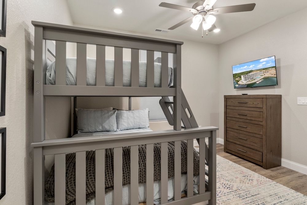 Topsider Experience in the Heart of Osage Beach Condo, Multiple Beds, Pool Access (Acres Away) 12