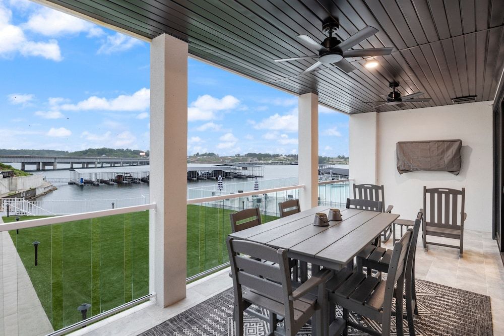 Topsider Experience in the Heart of Osage Beach Condo, Multiple Beds, Pool Access (Acres Away) 28