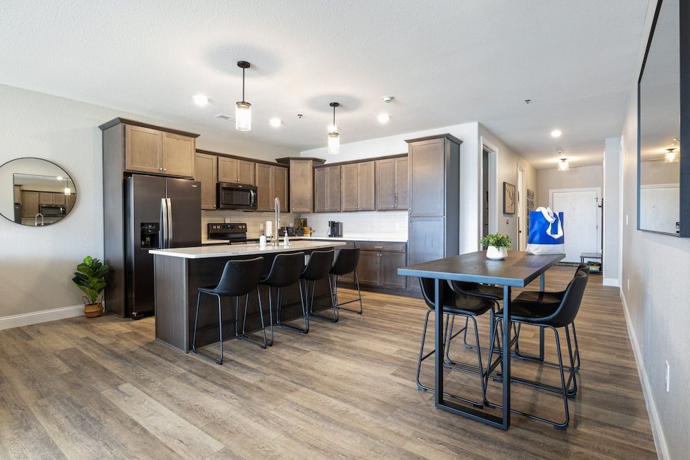 Topsider Experience in the Heart of Osage Beach Condo, Multiple Beds, Pool Access (Acres Away) 15