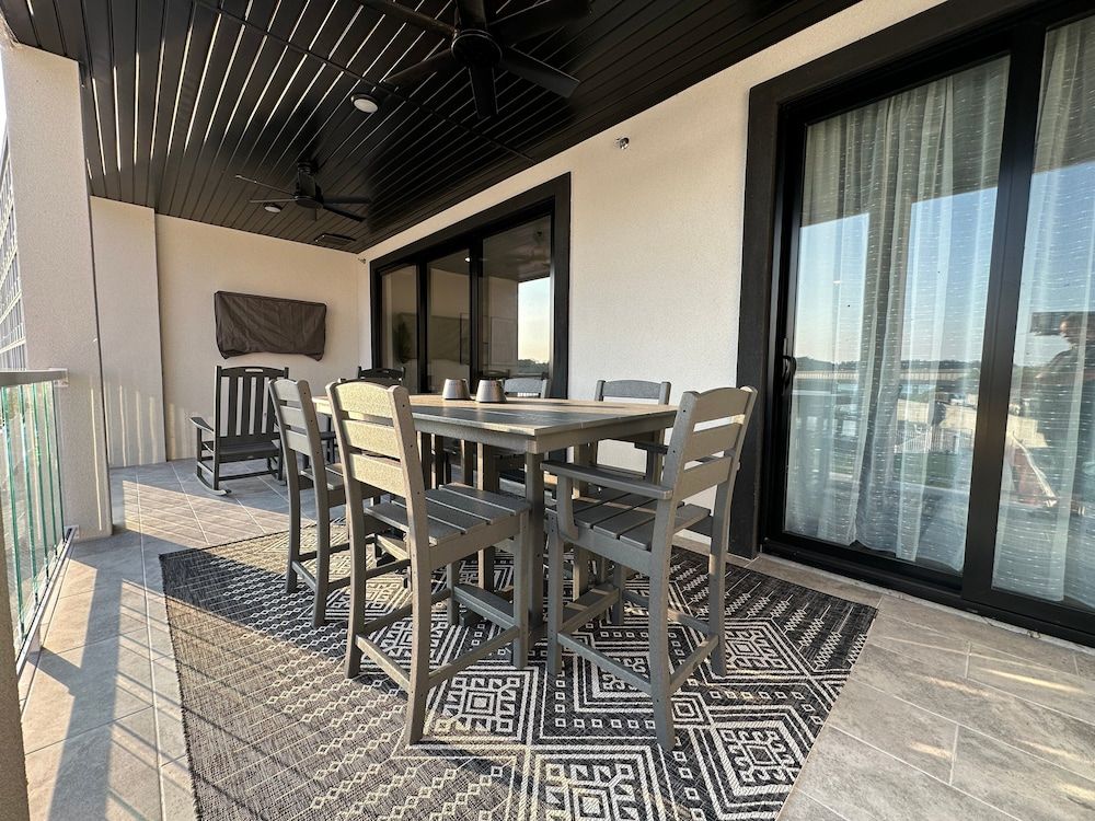 Topsider Experience in the Heart of Osage Beach Condo, Multiple Beds, Pool Access (Acres Away) 38