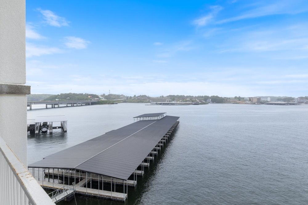 Topsider Experience in the Heart of Osage Beach Condo, Multiple Beds, Pool Access (Acres Away) 26