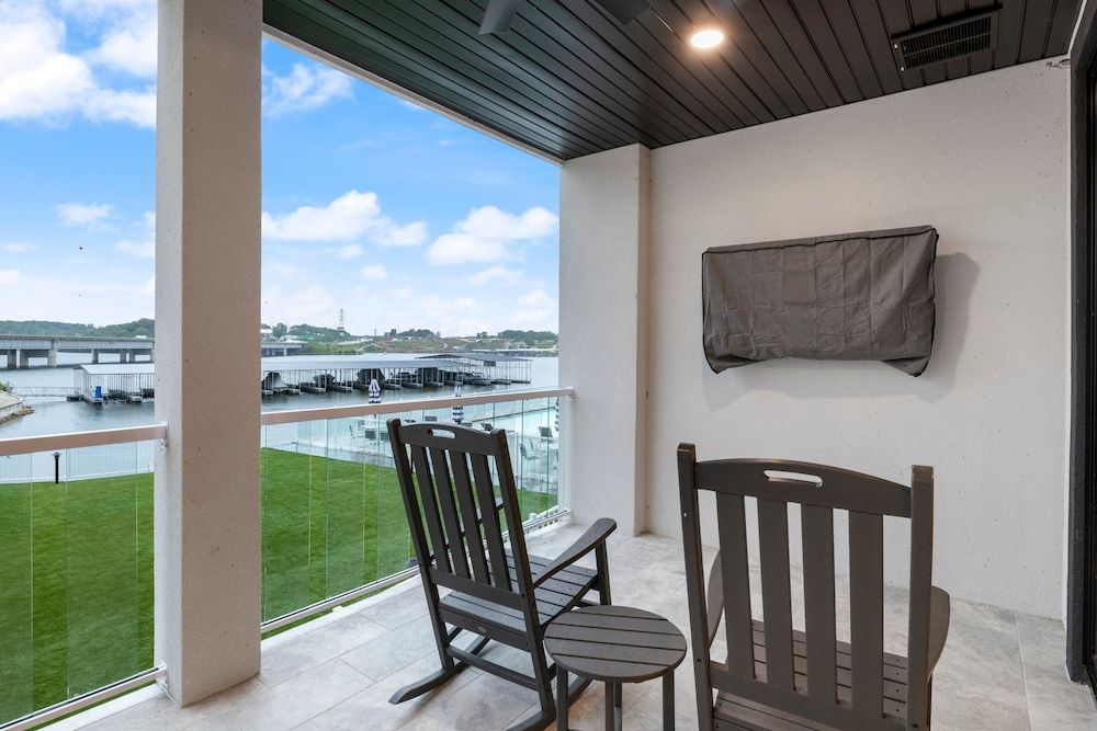 Topsider Experience in the Heart of Osage Beach Condo, Multiple Beds, Pool Access (Acres Away) 25