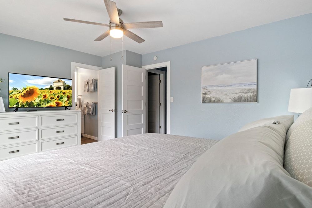 Our Cove Retreat - Perfect for Wave-free Swimming, Tanning & Prime Location Fun! Condo, Multiple Beds, Patio (Castaway Cove Unit 7) 13