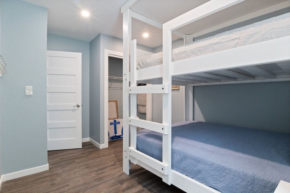 Our Cove Retreat - Perfect for Wave-free Swimming, Tanning & Prime Location Fun! Condo, Multiple Beds, Patio (Castaway Cove Unit 7) 6