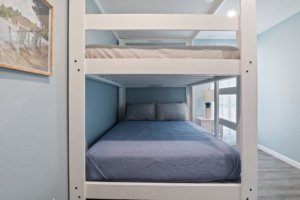 Our Cove Retreat - Perfect for Wave-free Swimming, Tanning & Prime Location Fun! Condo, Multiple Beds, Patio (Castaway Cove Unit 7) 3