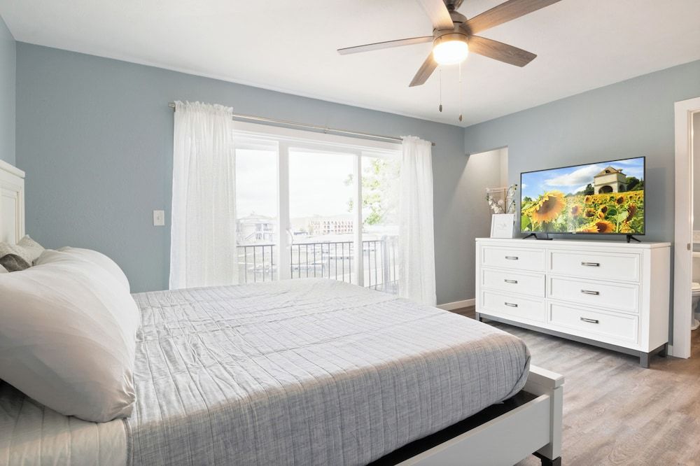 Our Cove Retreat - Perfect for Wave-free Swimming, Tanning & Prime Location Fun! Condo, Multiple Beds, Patio (Castaway Cove Unit 7) 5