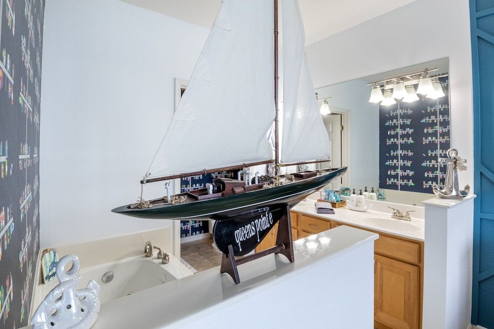 Nautical-inspired Lakefront Unit w/ Awesome Views Condo, Multiple Beds, Jetted Tub (Queens Pointe) 39
