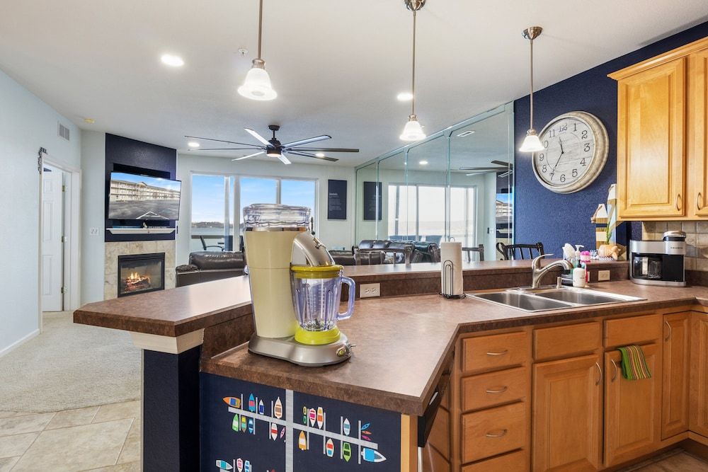 Nautical-inspired Lakefront Unit w/ Awesome Views Condo, Multiple Beds, Jetted Tub (Queens Pointe) 24