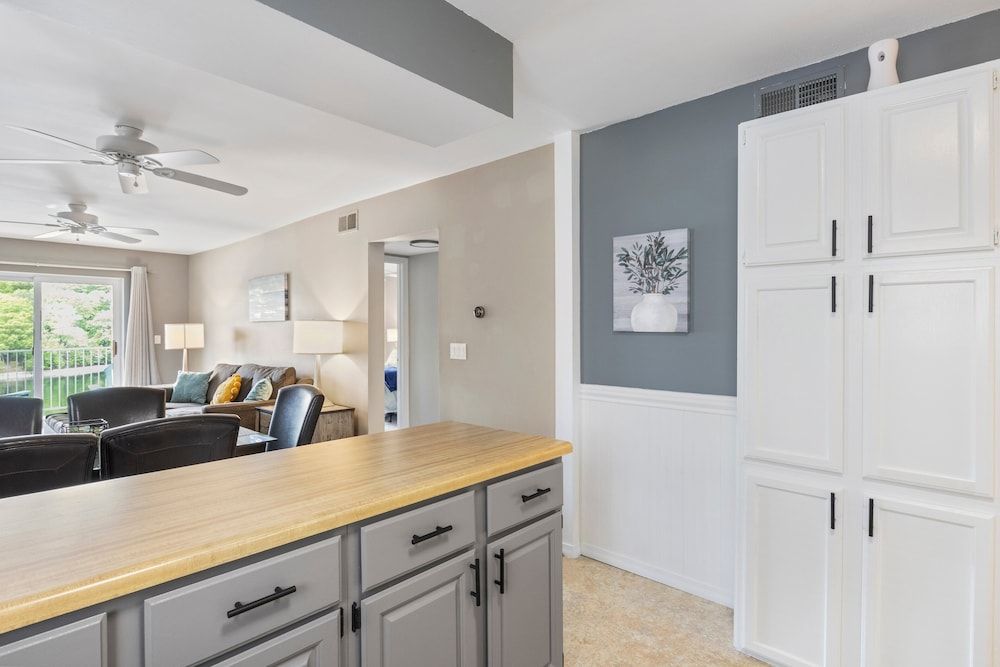 Great Views and Pool Next to Docknockers! Condo, Multiple Beds, Balcony (Wheel House Lake House) 31