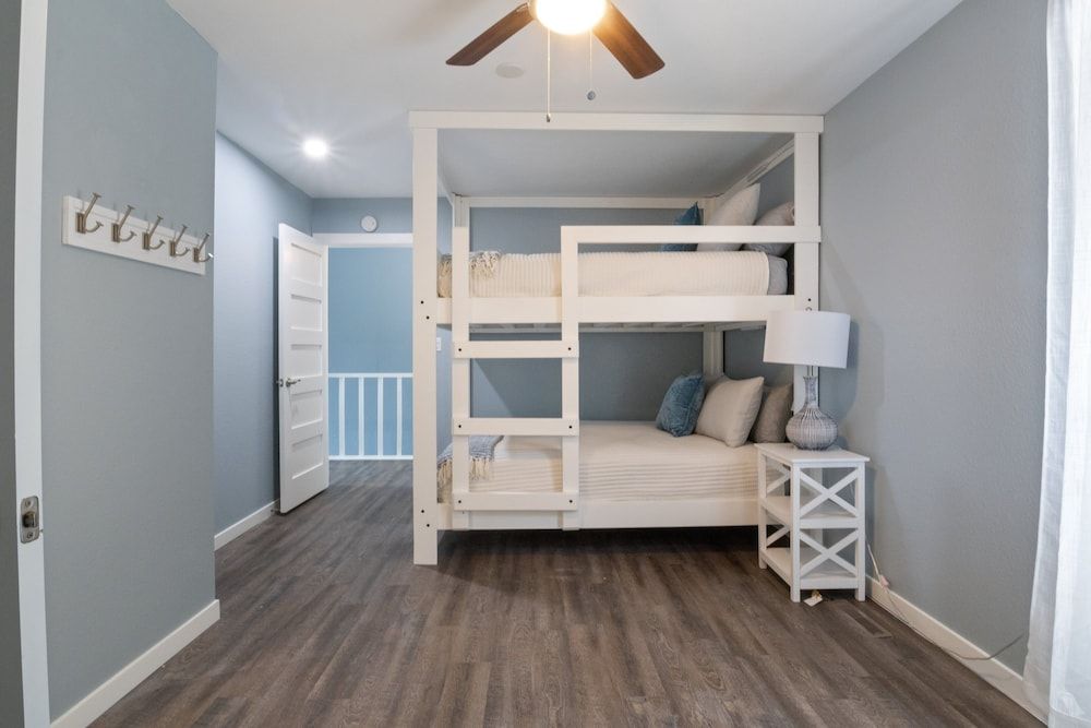 Our Cove Retreat - Perfect for Wave-free Swimming, Tanning & Prime Location Fun!