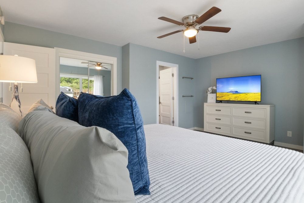 Our Cove Retreat - Perfect for Wave-free Swimming, Tanning & Prime Location Fun! Condo, Multiple Beds, Patio (Castaway Cove Unit 8) 7