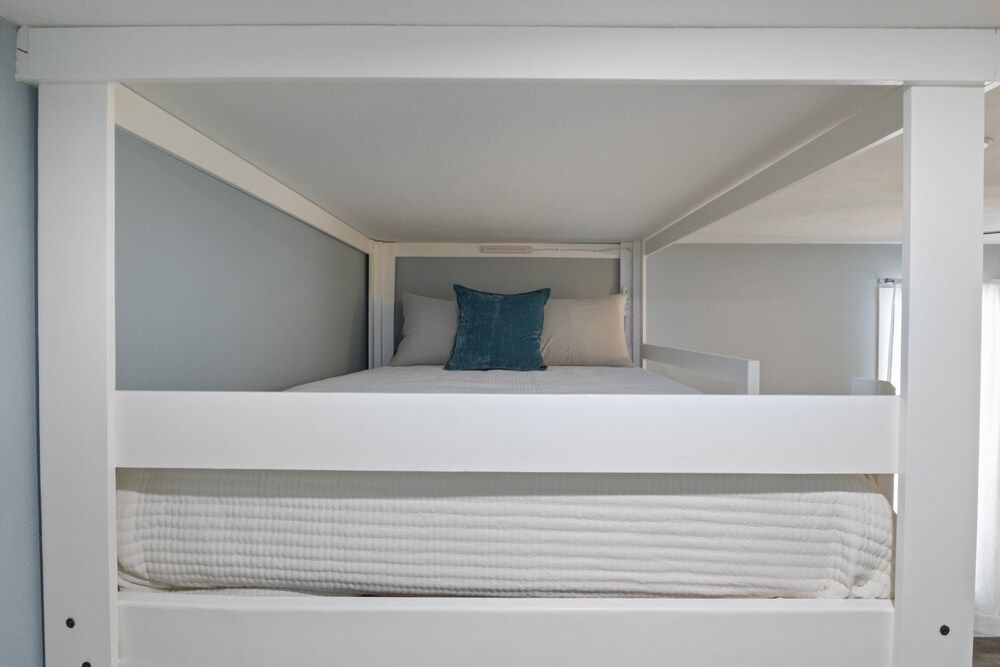 Our Cove Retreat - Perfect for Wave-free Swimming, Tanning & Prime Location Fun! Condo, Multiple Beds, Patio (Castaway Cove Unit 8) 11