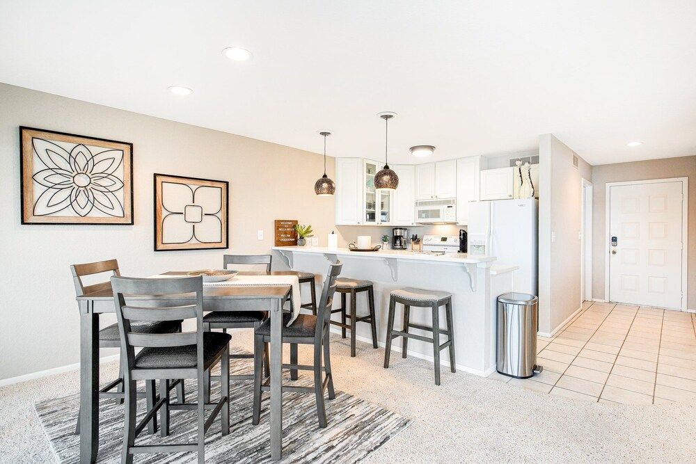 Ten Minutes to "the Strip" - Amazing Lake Views Condo, Multiple Beds, Patio (Bellabello!) 5