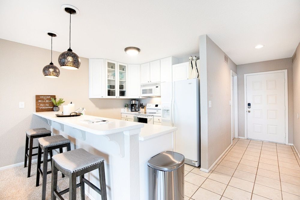 Ten Minutes to "the Strip" - Amazing Lake Views Condo, Multiple Beds, Patio (Bellabello!) 15