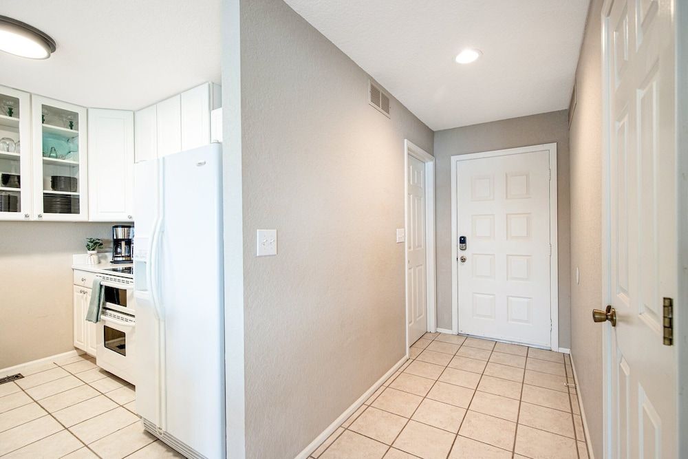 Ten Minutes to "the Strip" - Amazing Lake Views Condo, Multiple Beds, Patio (Bellabello!) 17