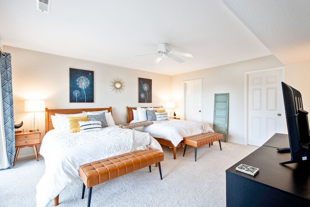 Ten Minutes to "the Strip" - Amazing Lake Views Condo, Multiple Beds, Patio (Bellabello!) 12