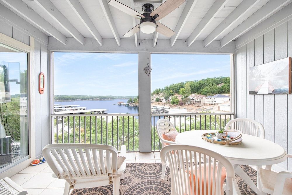 Ten Minutes to "the Strip" - Amazing Lake Views Condo, Multiple Beds, Patio (Bellabello!) 22