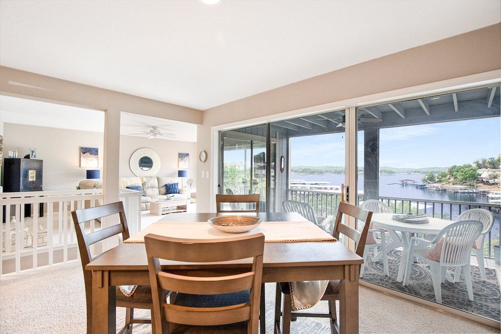 Ten Minutes to "the Strip" - Amazing Lake Views Condo, Multiple Beds, Patio (Bellabello!) 10