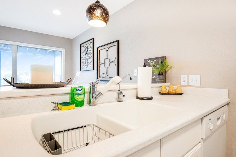 Ten Minutes to "the Strip" - Amazing Lake Views Condo, Multiple Beds, Patio (Bellabello!) 28