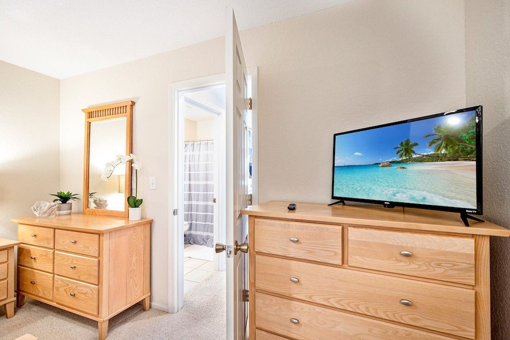 Ten Minutes to "the Strip" - Amazing Lake Views Condo, Multiple Beds, Patio (Bellabello!) 7