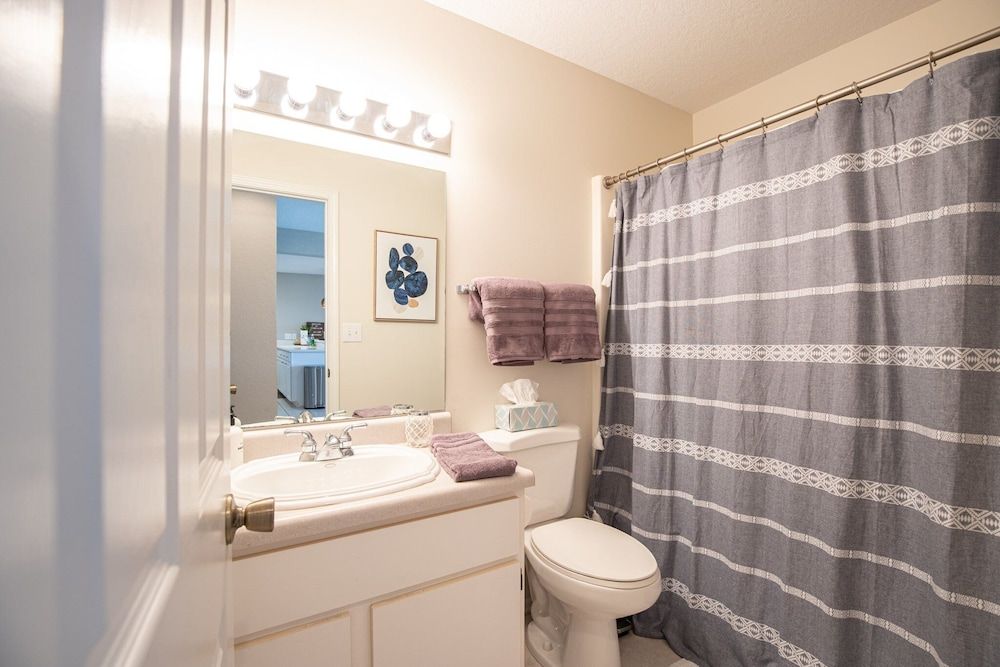 Ten Minutes to "the Strip" - Amazing Lake Views Condo, Multiple Beds, Patio (Bellabello!) 26