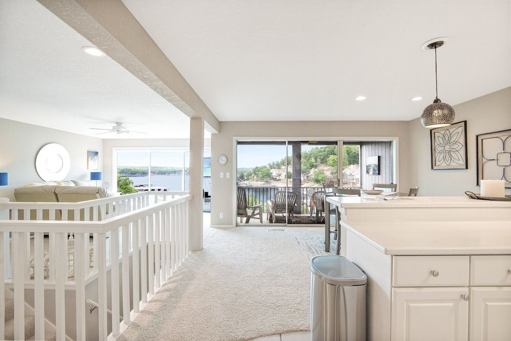 Ten Minutes to "the Strip" - Amazing Lake Views Condo, Multiple Beds, Patio (Bellabello!) 30