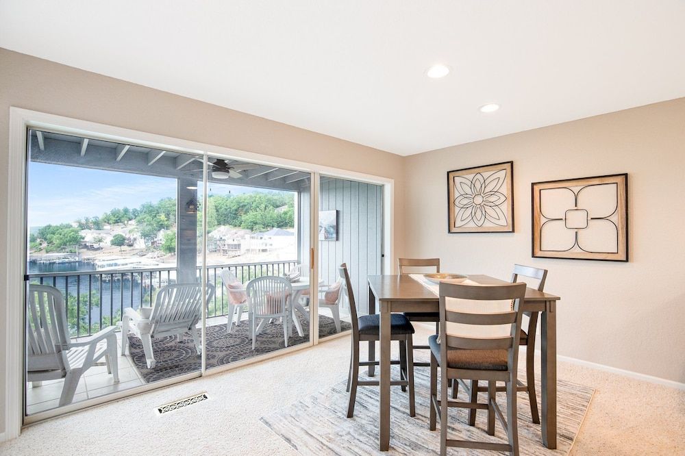 Ten Minutes to "the Strip" - Amazing Lake Views Condo, Multiple Beds, Patio (Bellabello!) 21