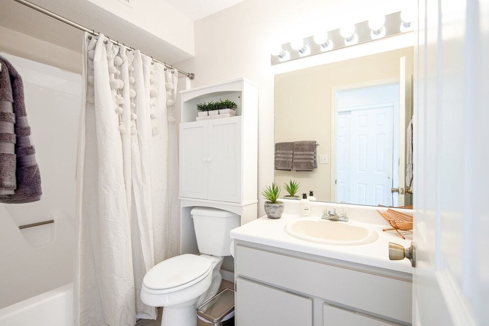 Ten Minutes to "the Strip" - Amazing Lake Views Condo, Multiple Beds, Patio (Bellabello!) 24