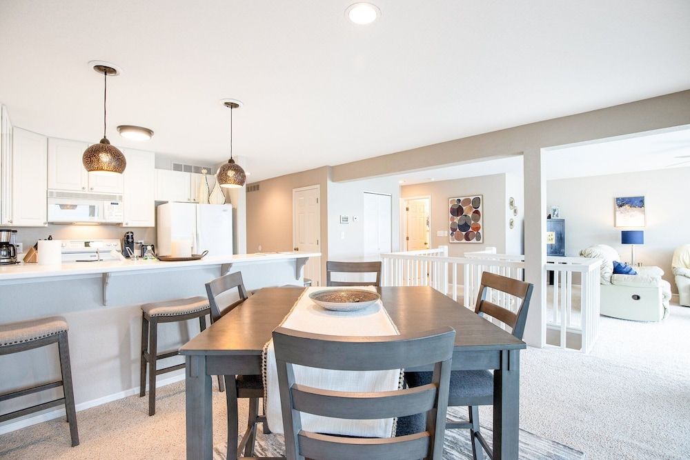 Ten Minutes to "the Strip" - Amazing Lake Views Condo, Multiple Beds, Patio (Bellabello!) 13